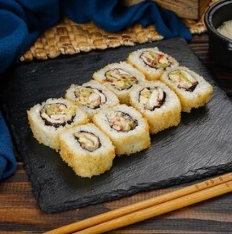 Горячий ролл-салат Цезарь с нежной курицей