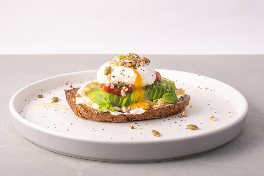 Авокадо-тост с яйцом пашот
