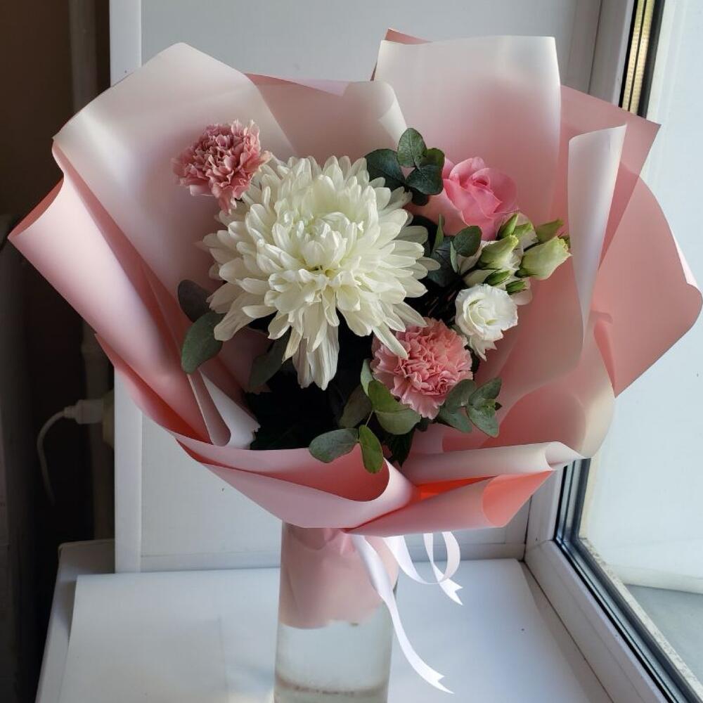 Букет с одноголовой хризантемой, розой