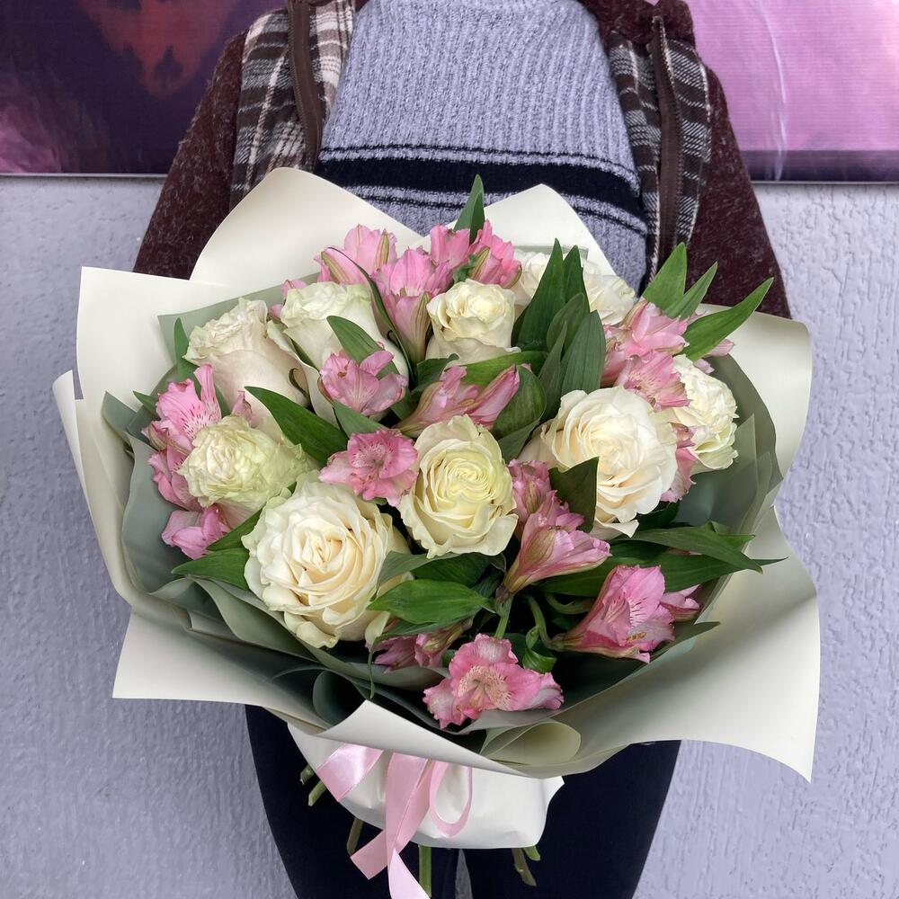 9 белых роз Мондиаль с альстромерией