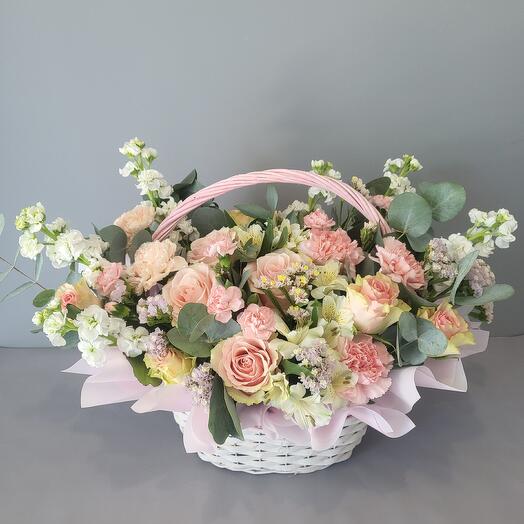 Большая корзина с цветами в розовых тонах