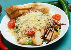 Салат Цезарь с курицей