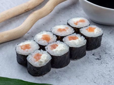 Ролл копченый лосось с сыром