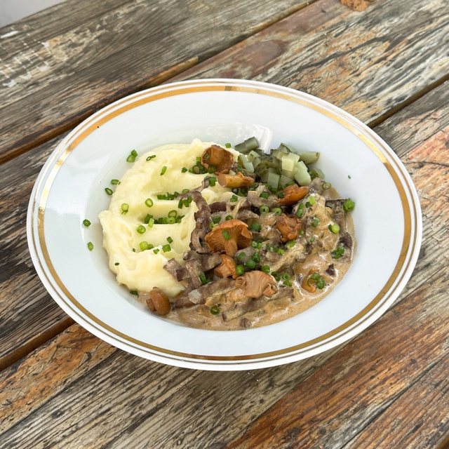 Бефстроганов с лисичками