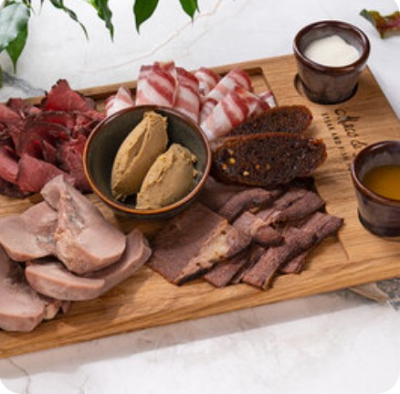 Тарелка мясных деликатесов