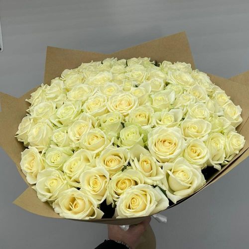 Весенний букет белых роз