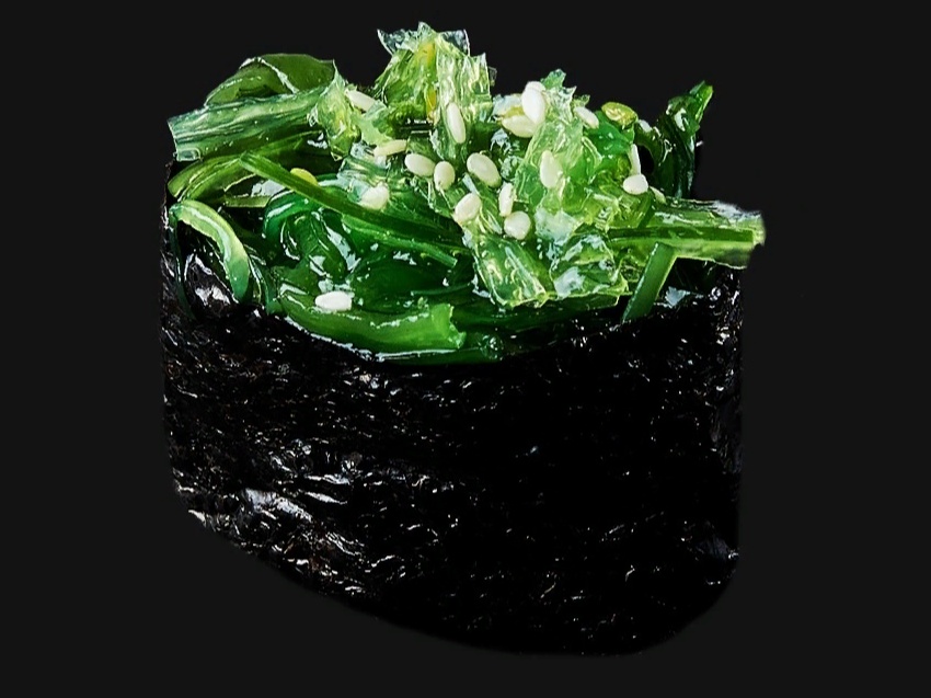 Sushi c салатом чука