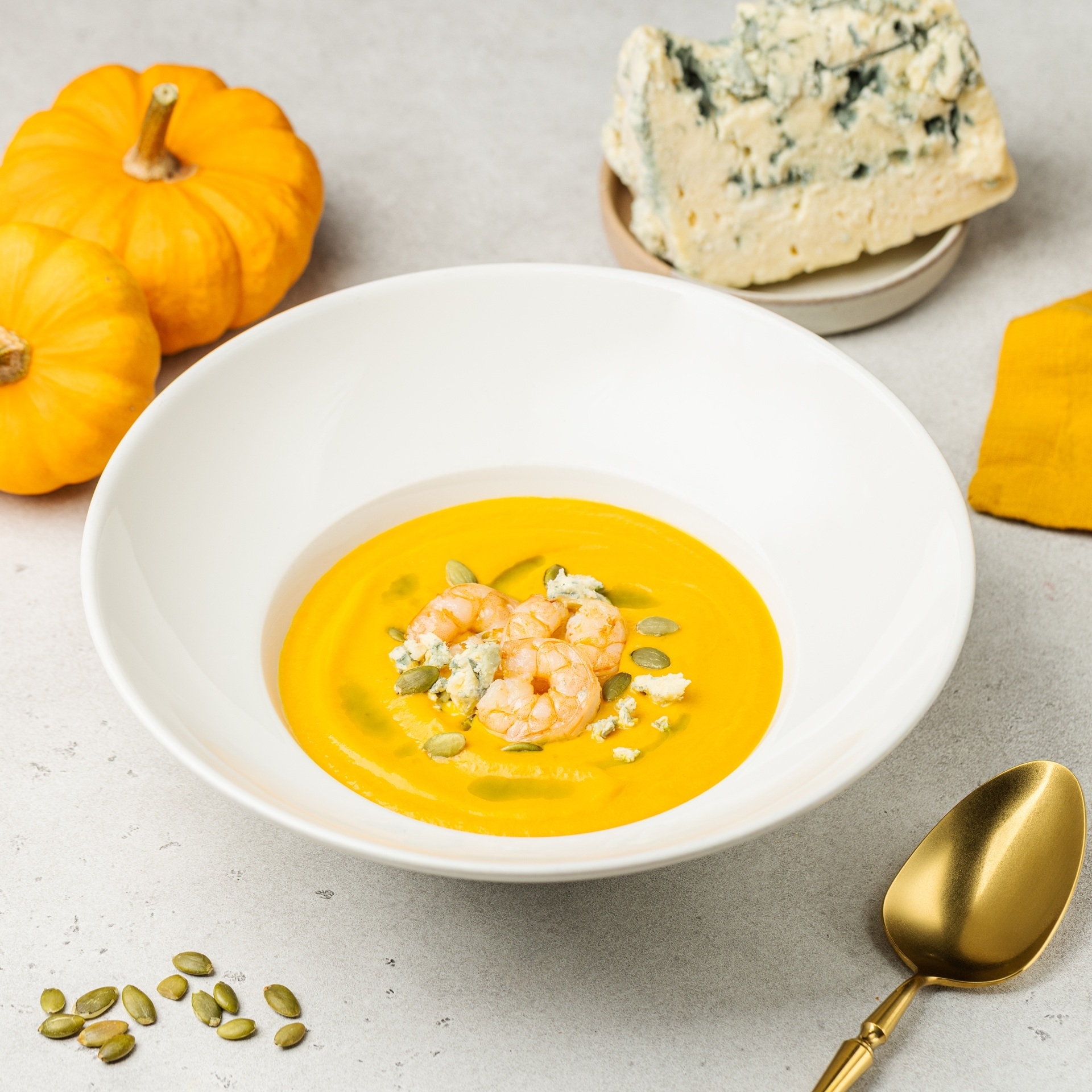 Тыквенный крем-суп с горгонзолой и тигровыми креветками