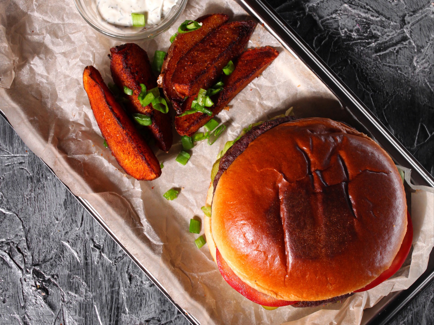 Бургер с соусом сладкий чили и BBQ