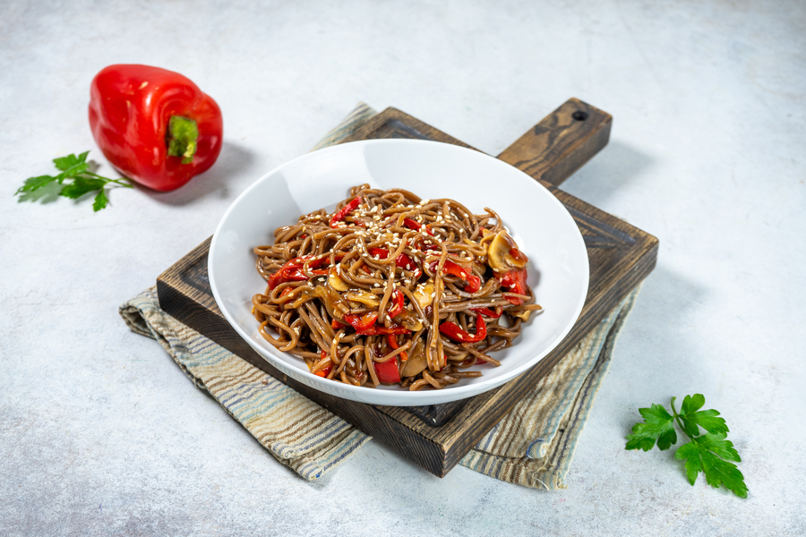 Лапша гречневая с грибами и перцем