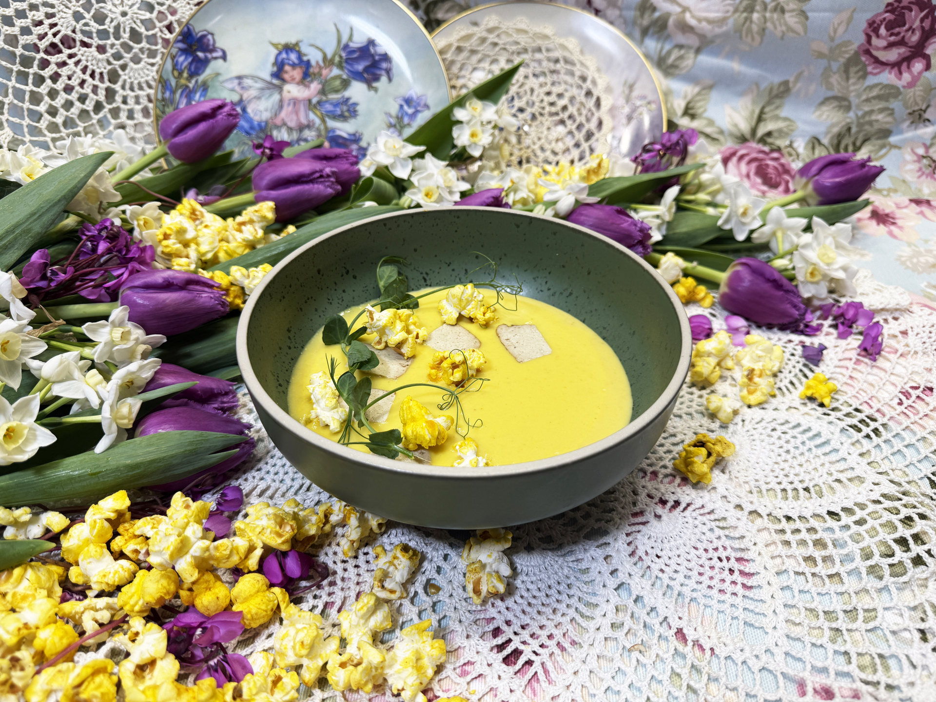 Кукурузный крем-суп с маринованным тофу и попкорном