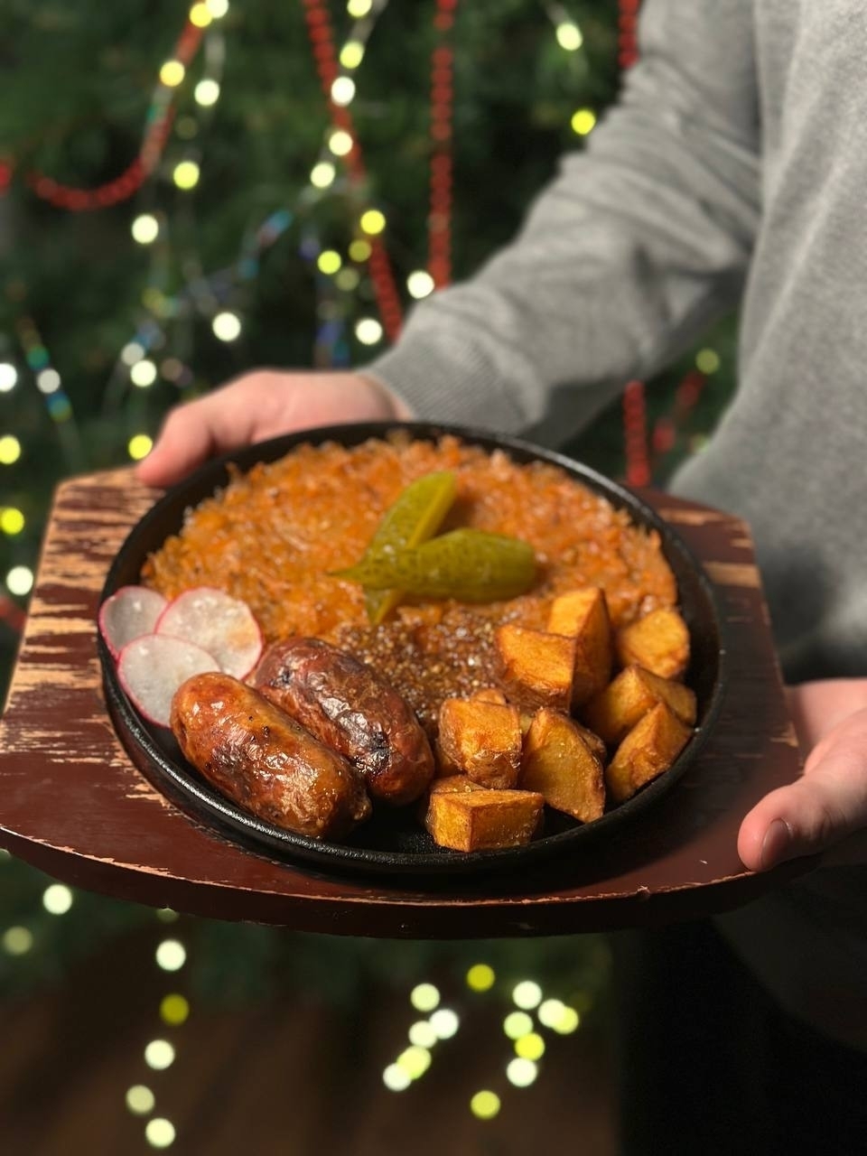 Колбаски мексиканские с картофелем, тушеной в пиве капустой и горчицей