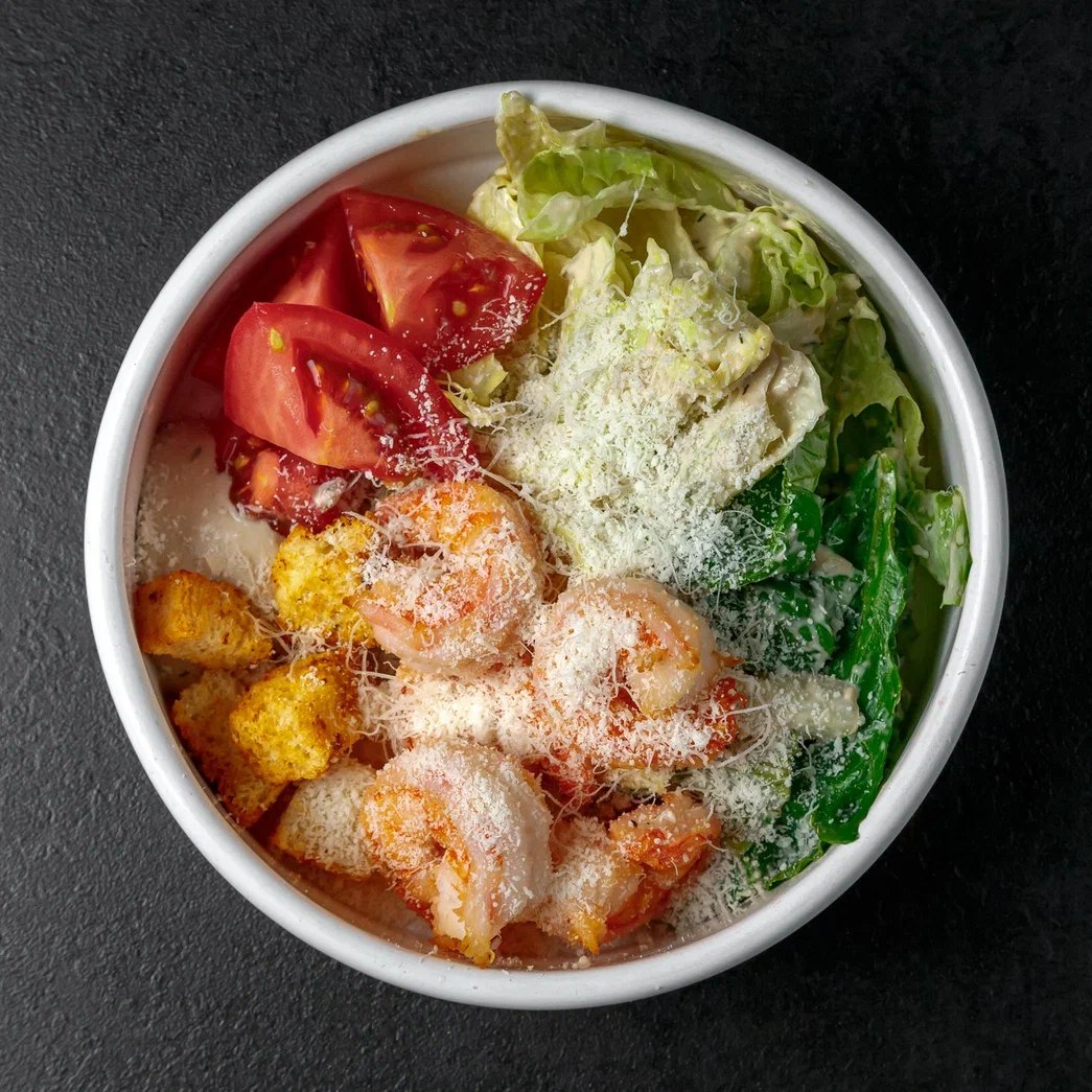 Боул «Цезарь с креветками»