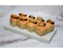 Запеченный ролл в кунжуте с мидиями