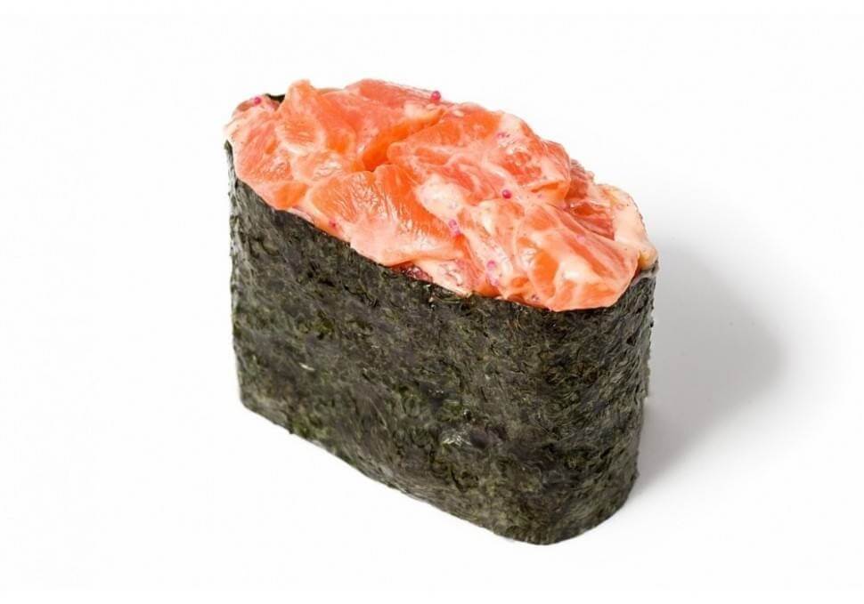 Гункан с лососем