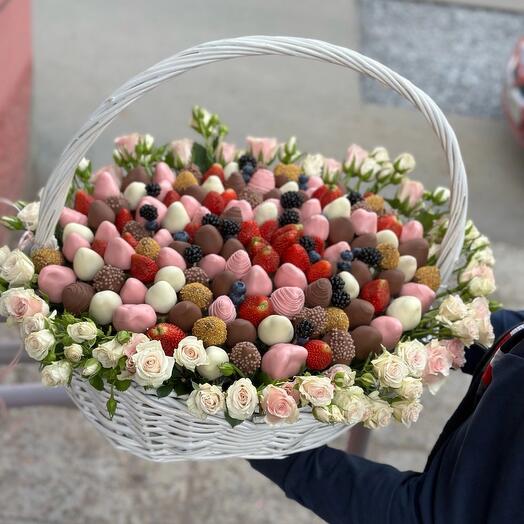 Большая корзина с клубникой в шоколаде