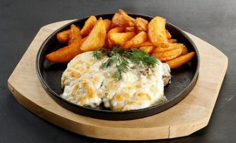 Язык, запеченный под сырной корочкой