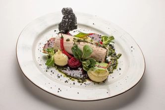 Рулет из кур. филе с кар. пюре и соусом 