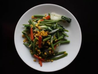 Фасоль стручковая жареная с овощами