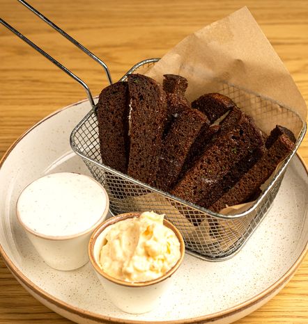 Гренки бородинские с соусом на выбор