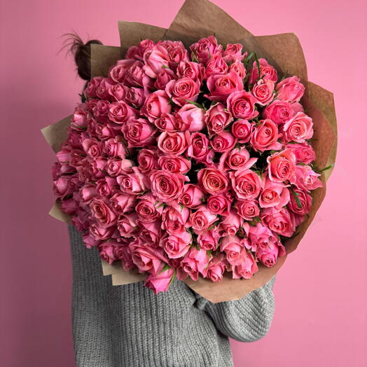 Роскошный букет из 101 розы айспинк 40 см в крафте