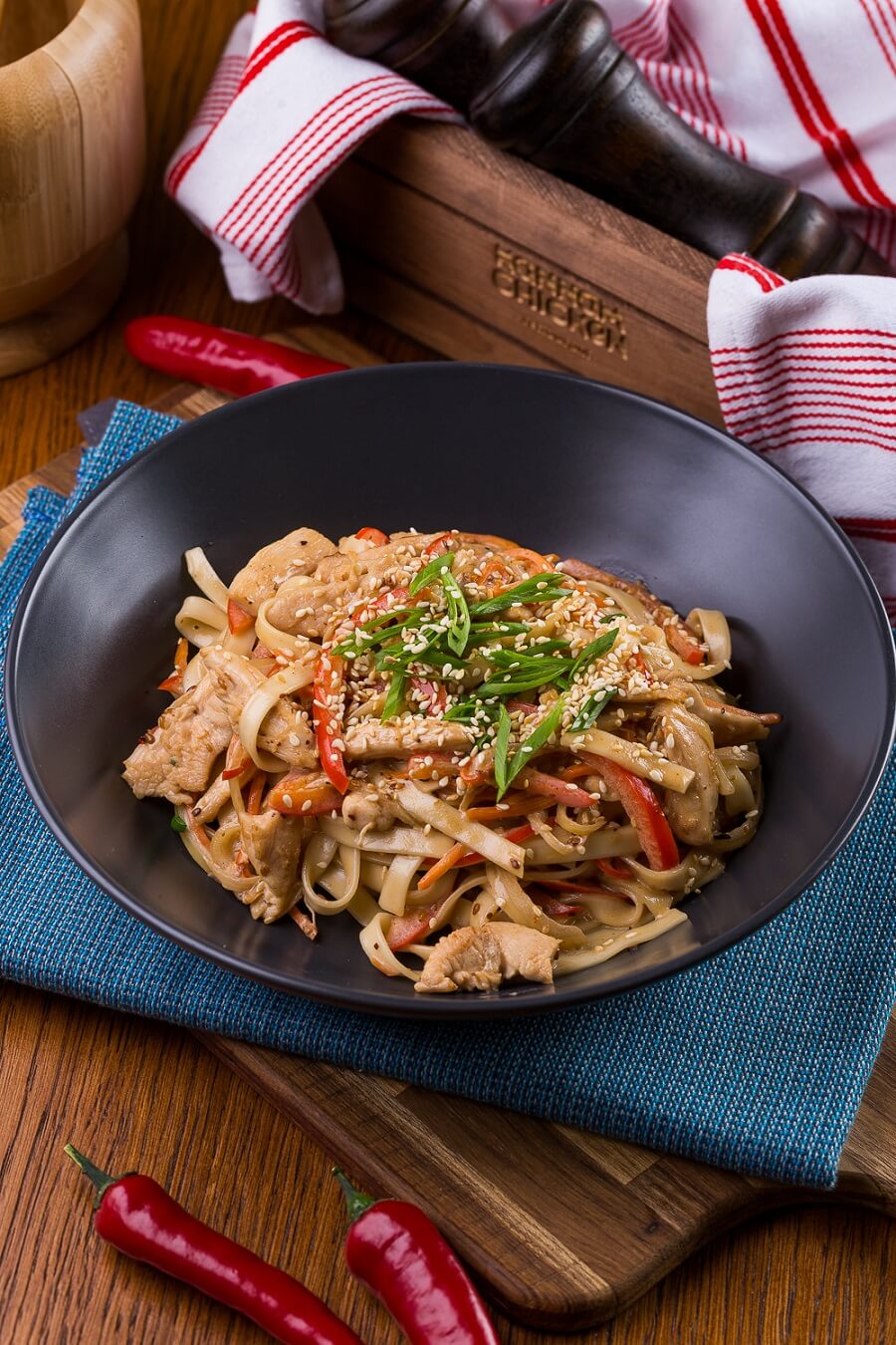 ВОК с курицей и кунжутным соусом
