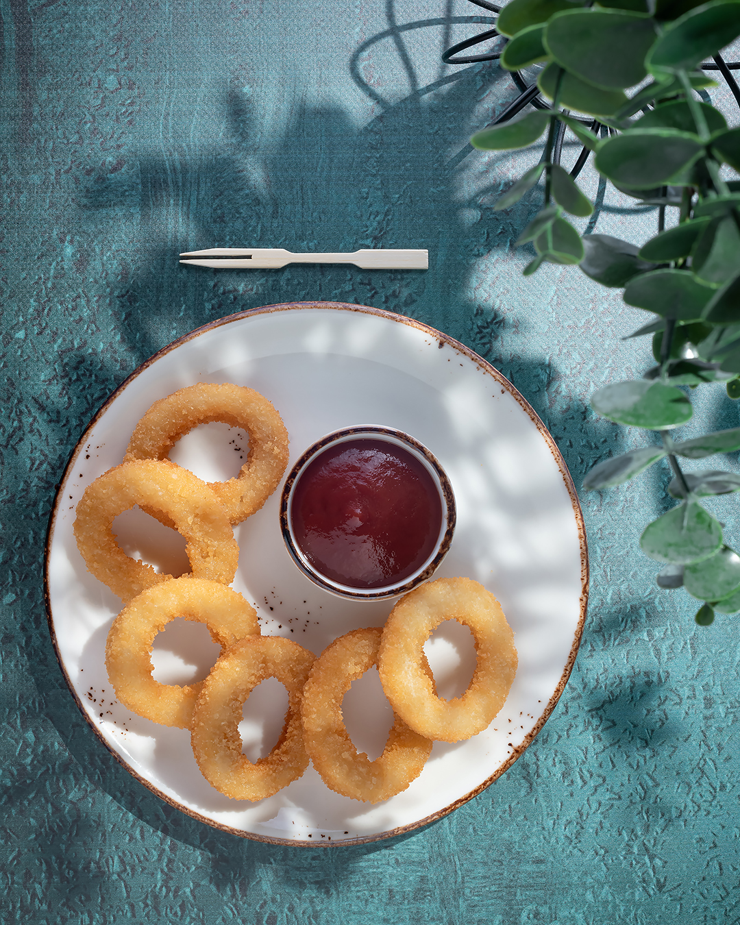 Кольца луковые с соусом на выбор