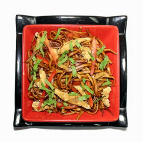 Удон с цыпленком в остром соусе шрирача