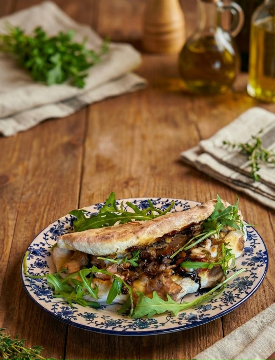 Пита с копченой уткой конфи