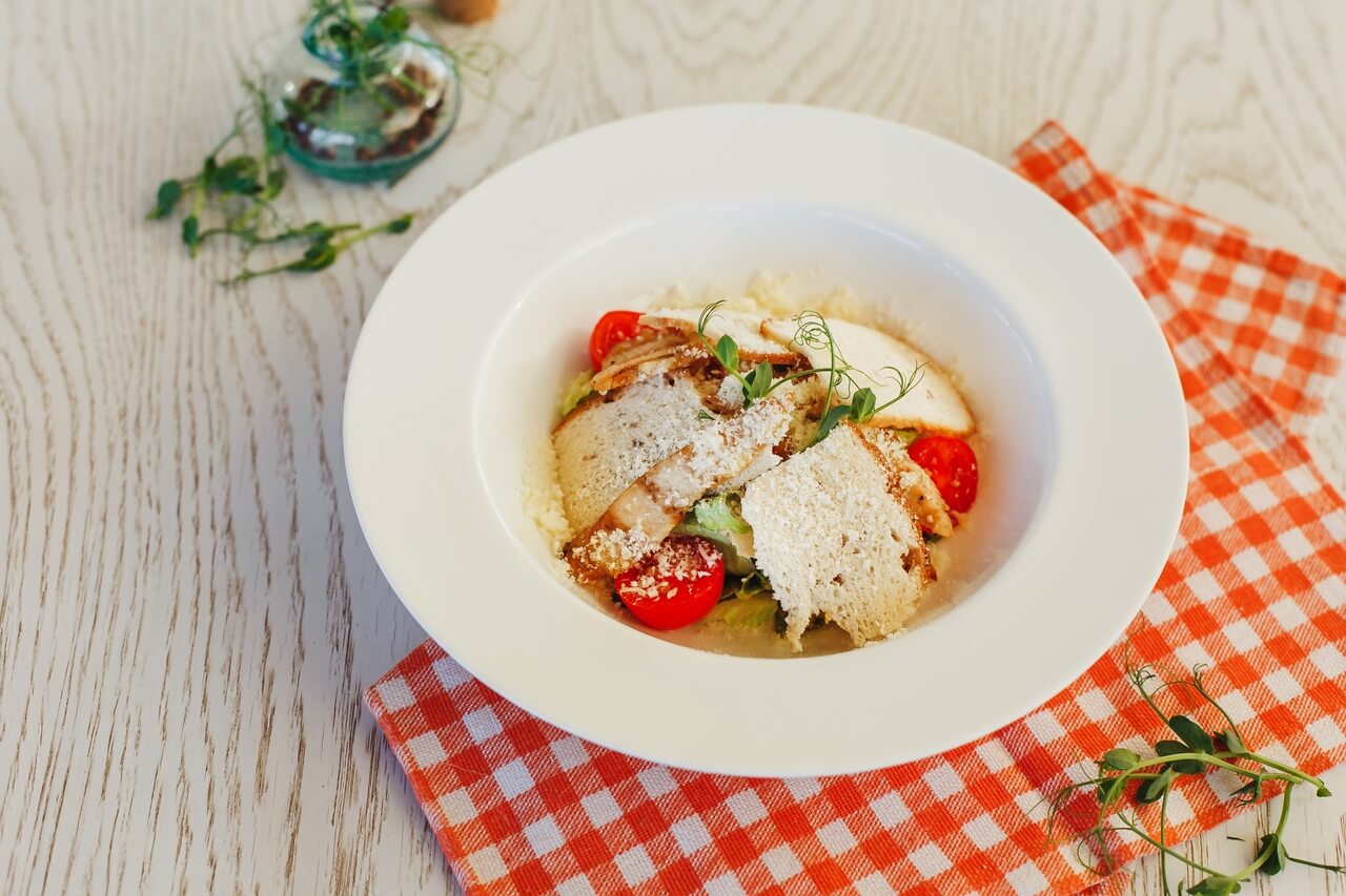 «Цезарь» с мясом цыпленка-гриль