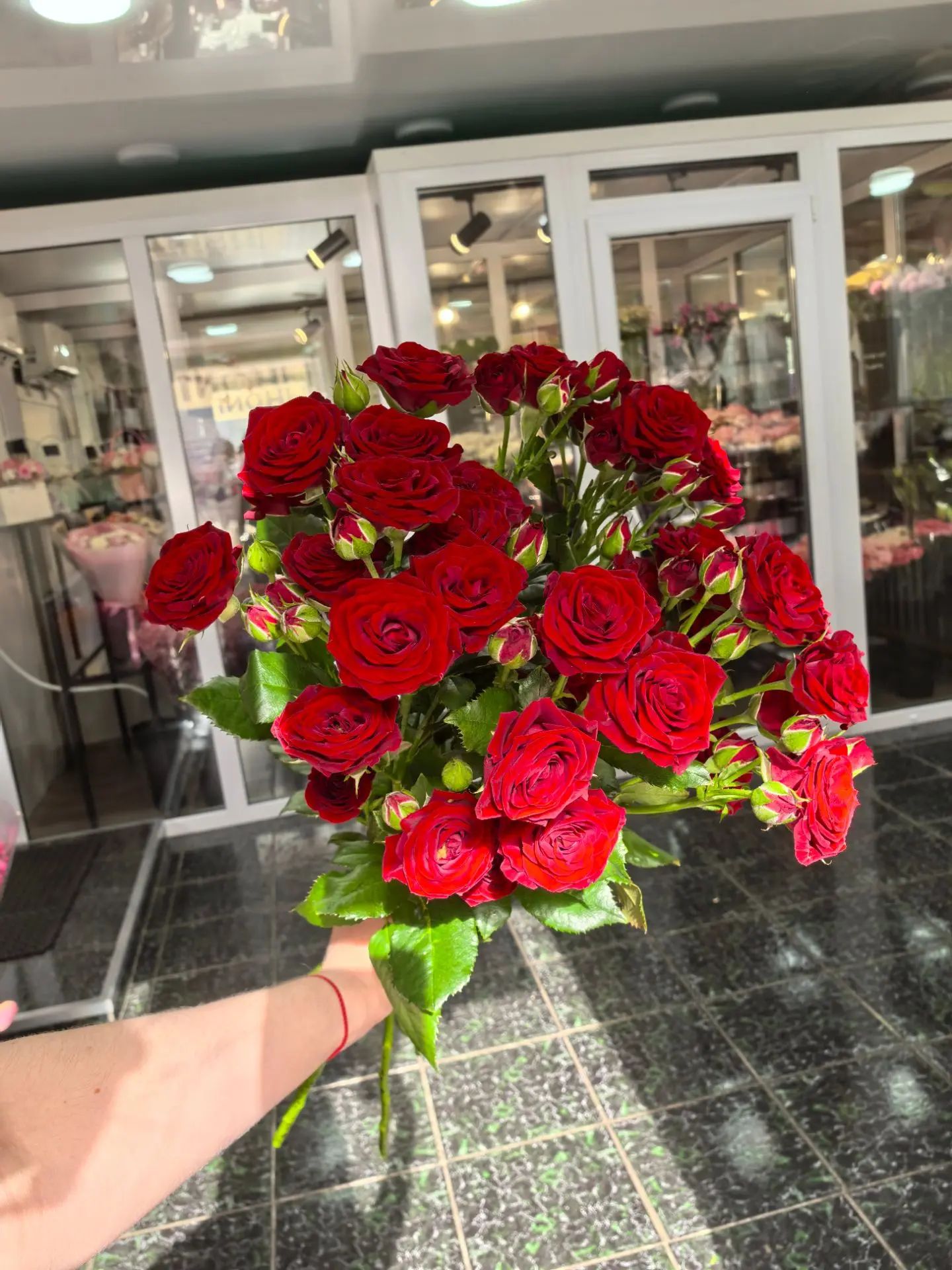 Букет из шикарных бархатных кустовых роз