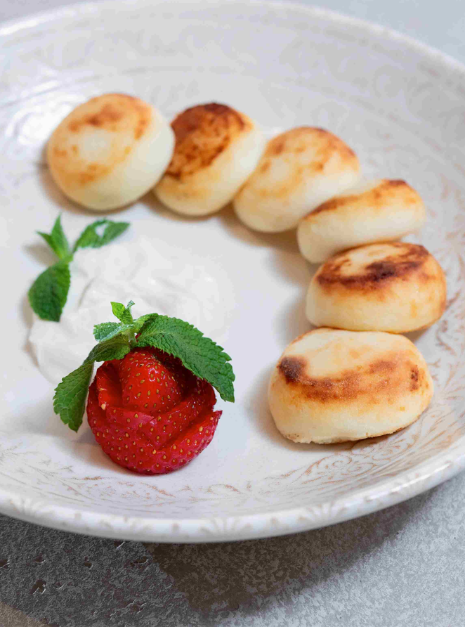 Сырники с соусом и ягодами 