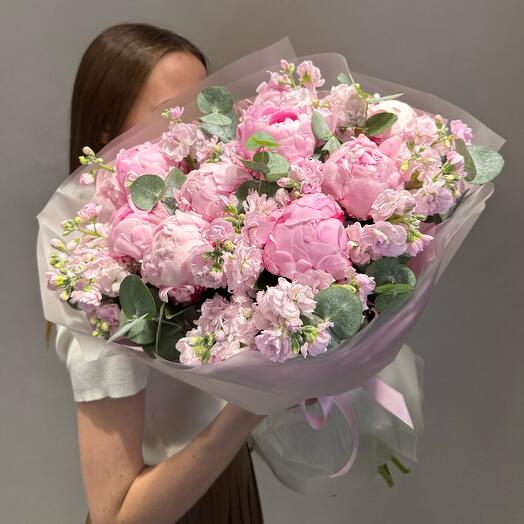 Пионы и Матиолла в букете