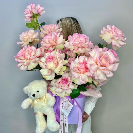 «Мадам Фигаро» с мишкой. 15 французских роз Эсперанс в коробке с мягкой игрушкой