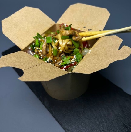 Wok Удон с курицей и острым соусом