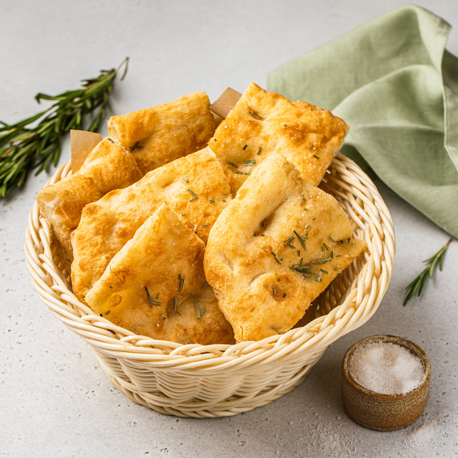 Фокача с розмарином и крупной солью