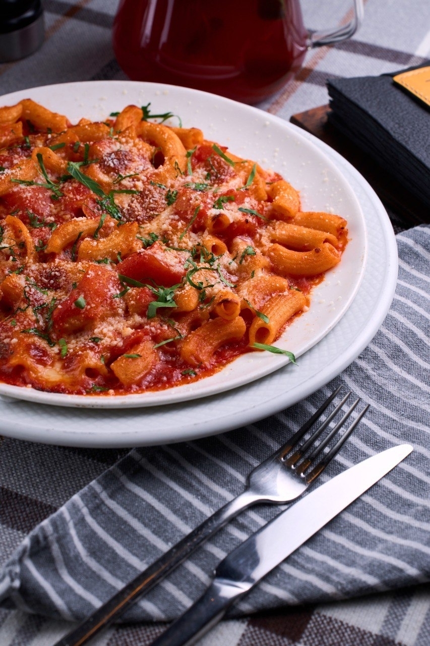 Макарони с томатами и моцареллой