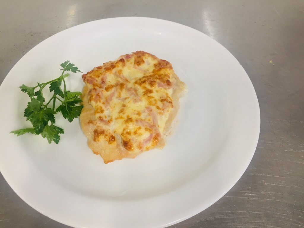 Кура запеченная с ветчиной