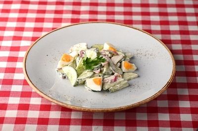 Салат с редисом, огурцами и яйцом