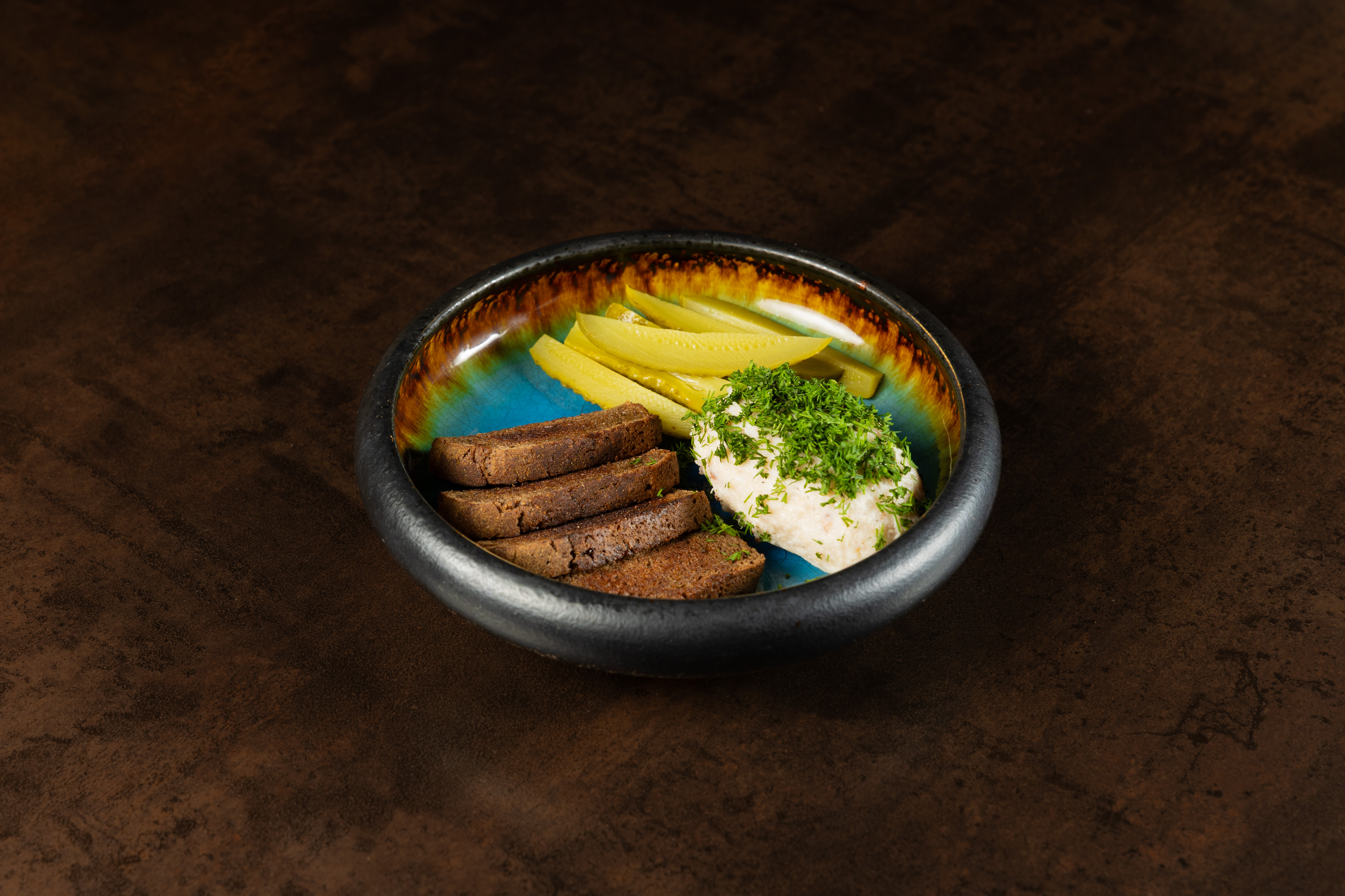 Смалец с бородинским хлебом и маринованным огурцом 