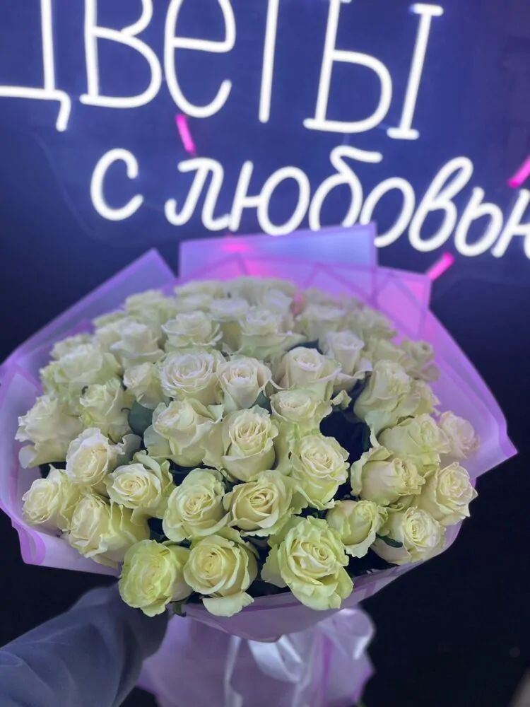 Букет из 51 сортовой белой розы в нежном матовом оформлении