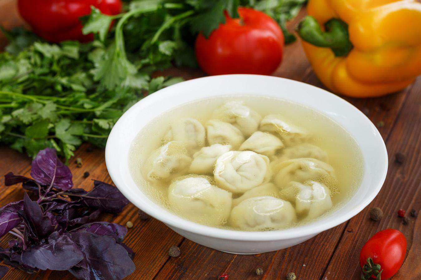 Пельмени с бульоном.
