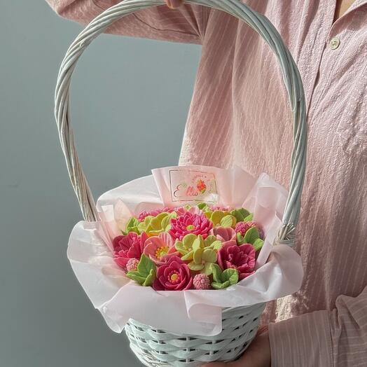 Корзина с шоколадными цветами, белая