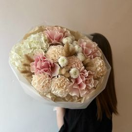 Гортензия с диантусами и розами