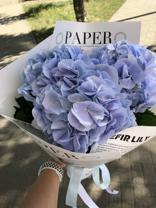 Букет с крупными небесными гортензиями