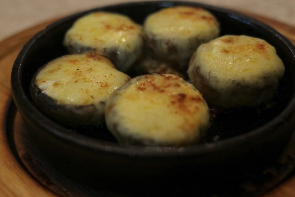 Запеченные шампиньоны с сыром (200 гр.)