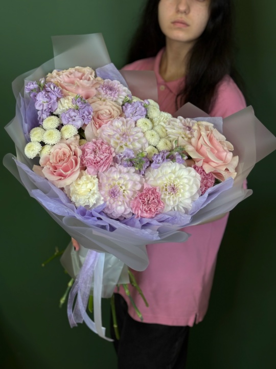 Букет с георгинами, маттиолой, французскими розами и хризантемой ньютон