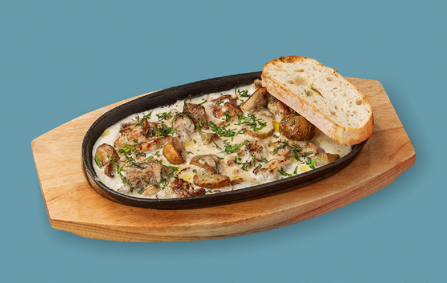 Сковородка с куриным бедром в сливочно-чесночном соусе