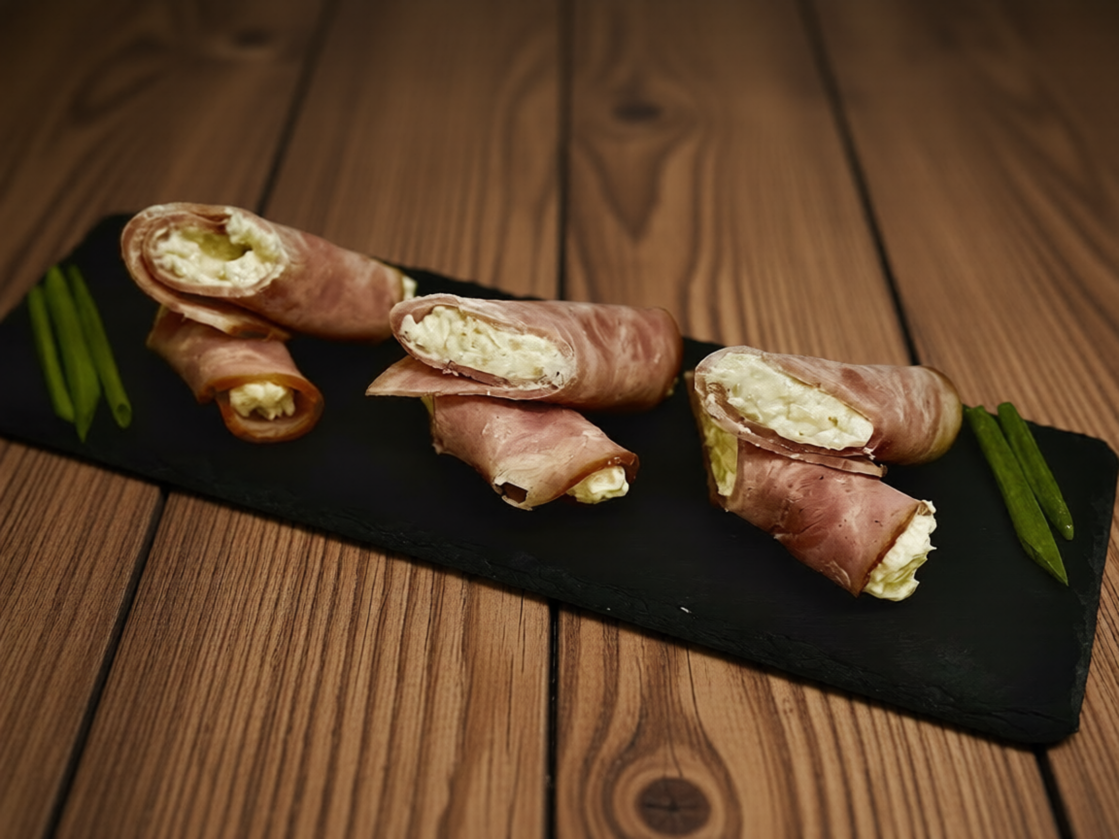 Рулетики из ветчины и творожного сыра.