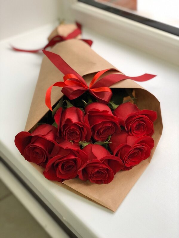 Букет из 7 алых голландских роз в крафте
